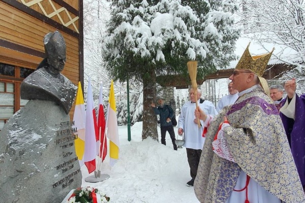 biskup miziński poświęca pomnik
